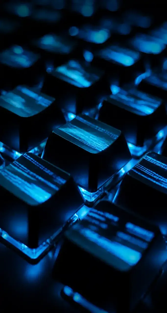 Clavier rétroéclairé et lignes de code sur un poste high-tech